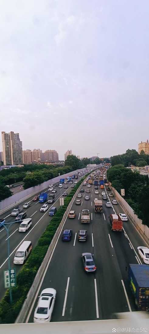 高速公路车流情绪瞬间