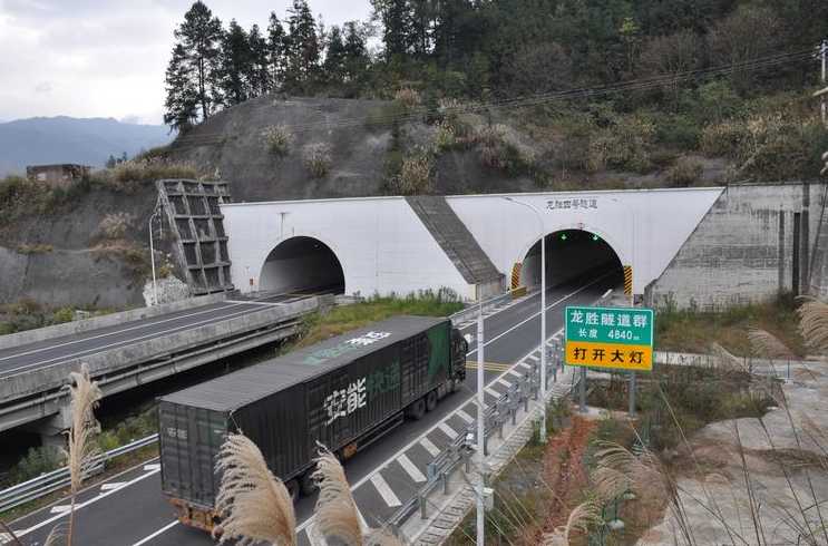 高速公路弯道隧道桥梁_高速公路桥梁隧道建设